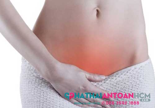 Ngứa vùng kín và đau bụng dưới ở phụ nữ là triệu chứng bệnh gì ?