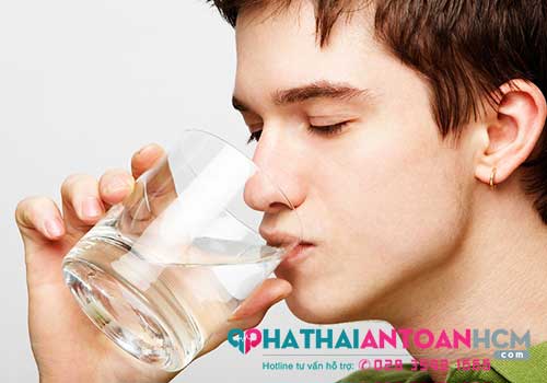 Người bệnh viêm đường tiết niệu có nên uống nhiều nước không?