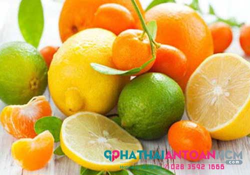 Tăng cường bổ sung vitamin C từ các loại quả để cải thiện viêm đường tiết niệu